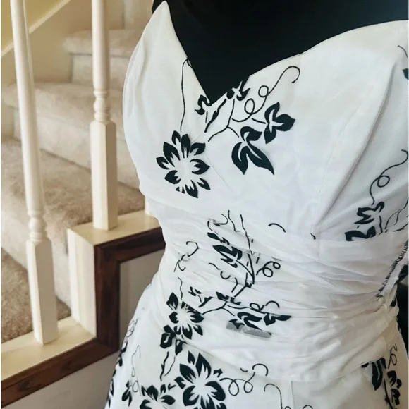 *Vintage Black and White Papell Boutique - Picture 8 of 16